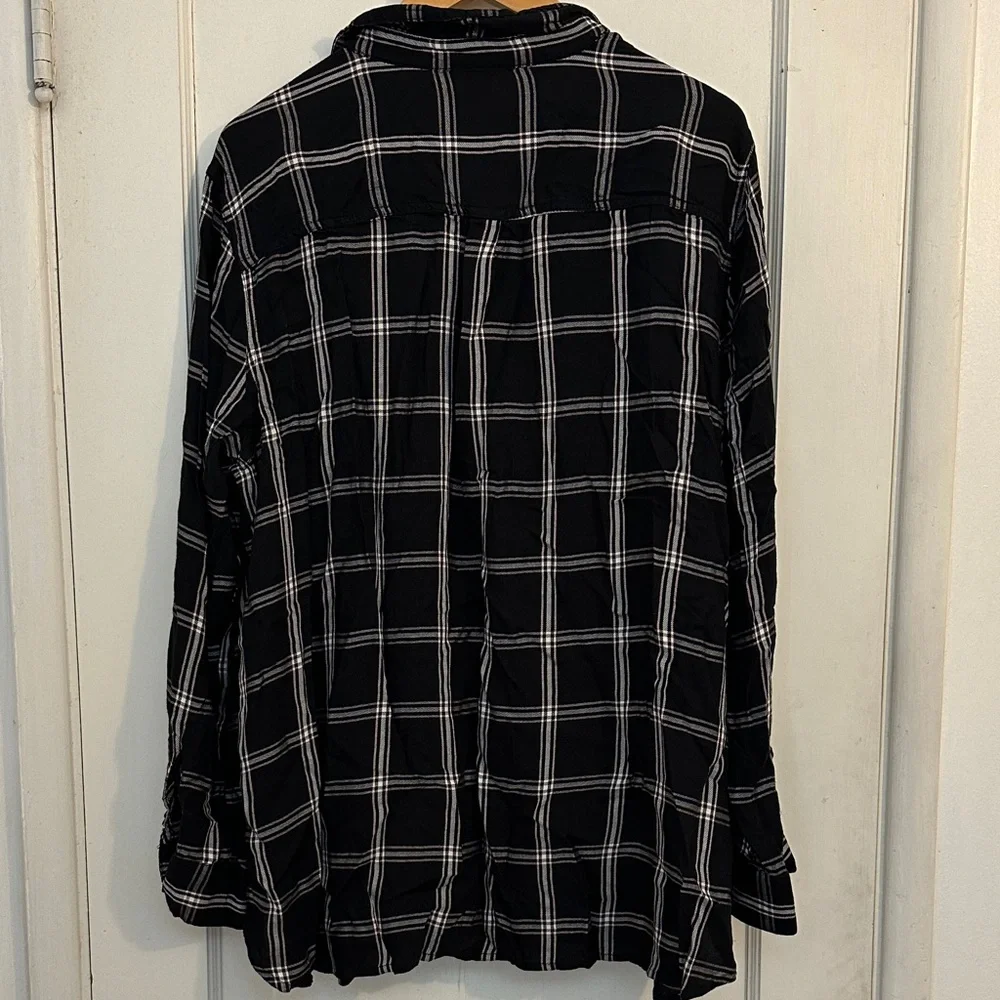 Old Navy Black and White Plaid Women's Button Down Shirt - Picture 3 of 5